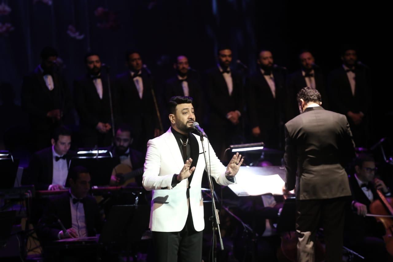 نجوم الموسيقى العربية يتألقون بغناء أغنيات العندليب في ليلة كاملة العدد