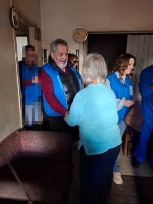 إعلاميون وممثلون ومتطوعون قاموا بمبادرة "ومكملين نحبكن" في إطار الأعياد المباركة