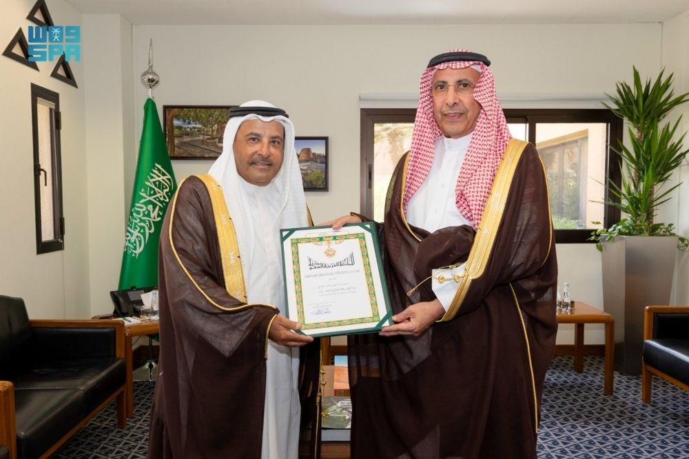 إنفاذًا للأمر الملكي.. تسليم الفوزان والشايع وسام الملك عبدالعزيز من الدرجة الرابعة