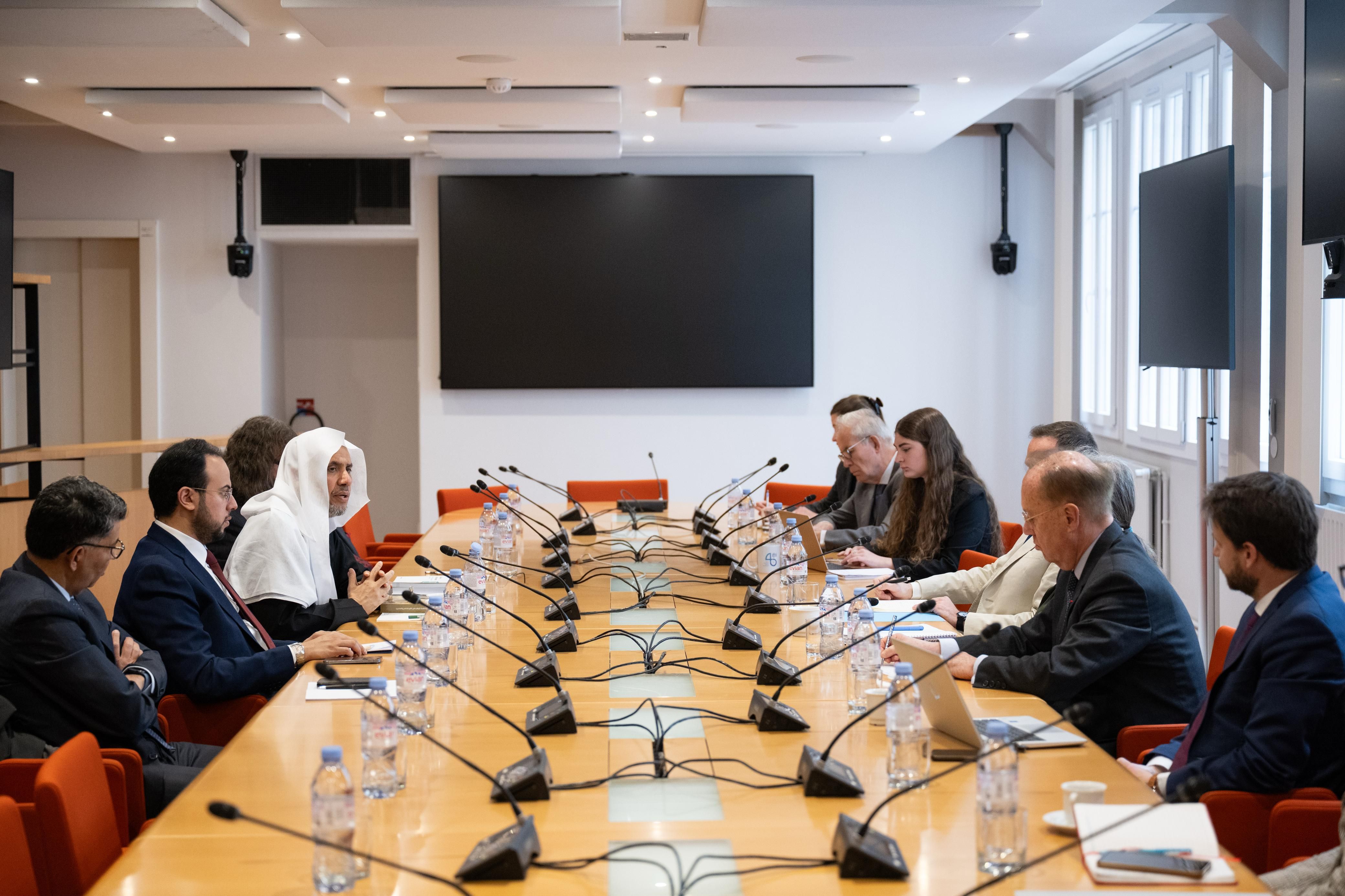 الأمين العام لرابطة العالم الإسلامي يستهِلُّ زيارتَه للجمهورية الفرنسية بجولةٍ في متحف "غزة المنكوبة"