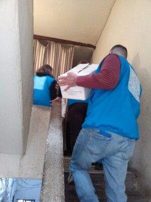 إعلاميون وممثلون ومتطوعون قاموا بمبادرة "ومكملين نحبكن" في إطار الأعياد المباركة