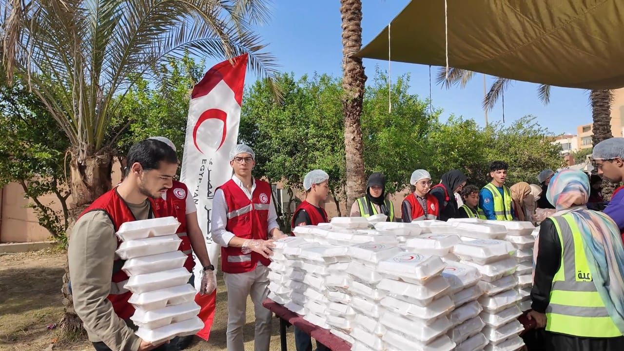الهلال الأحمر المصري يعلن توزيع 304493 ألف وجبة خلال شهر رمضان بالمحافظات