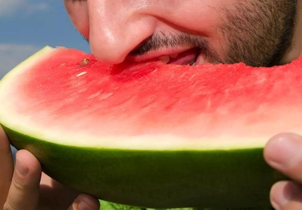 الامارات | "بياكل البطيخ بإيده".. زوجة مصرية تخلع زوجها لأنه لا يستعمل الشوكة والسكين