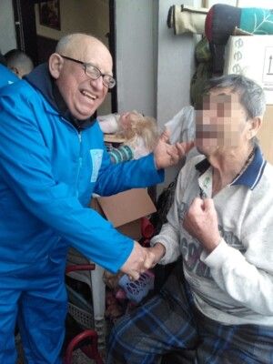 إعلاميون وممثلون ومتطوعون قاموا بمبادرة "ومكملين نحبكن" في إطار الأعياد المباركة