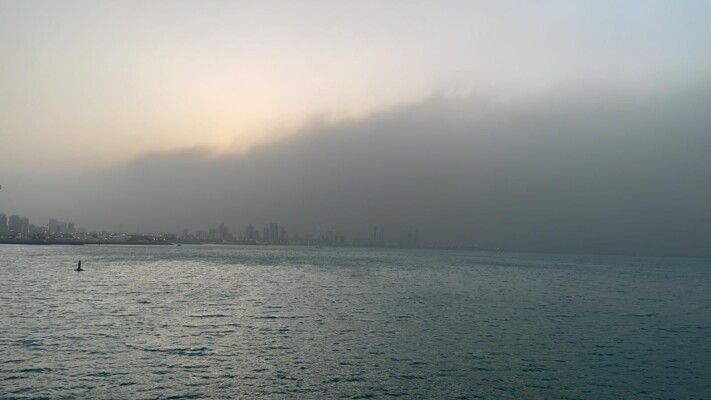 عاصفة رملية قوية وضخمة تضرب الكويت