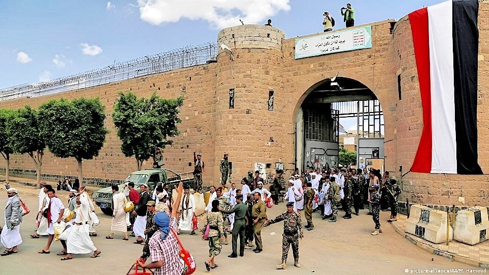 مكتب حقوق الإنسان بالأمانة يدين نهب مليشيات الحوثي أموال نزلاء السجن المركزي بصنعاء