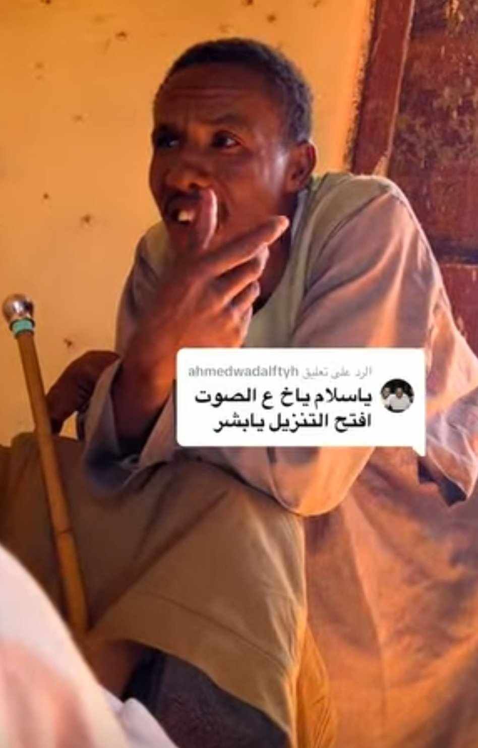 شاهد بالصورة والفيديو.. رجل سوداني يبهر الجمهور والمطربين الشباب بصوته الجميل أثناء ترديده رائعة الفنانة عائشة الفلاتية ومتابعون: (صوته أجمل من صوت فنان كتار مالين الساحة)