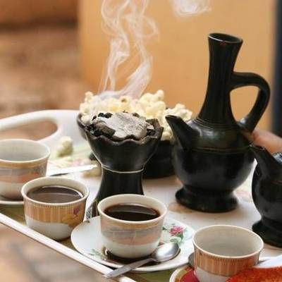 شاهد بالفيديو.. بطريقة طريفة مواطن سعودي يكشف معاناته ويوثق لما فعلته فيه القهوة السودانية بعد أن شربها مع بعض الشباب: (توبة ودي نهاية البشرب جبنة مع سودانيين)