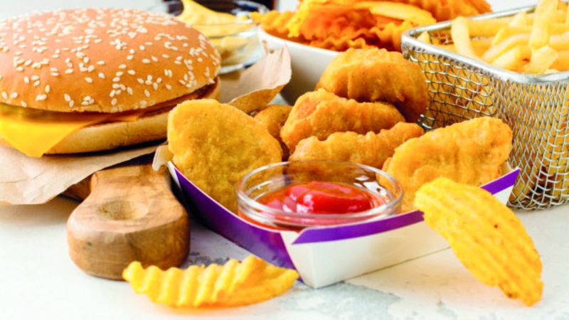 الامارات | أطعمة تضعف المناعة وتعزز الالتهابات في الجسم