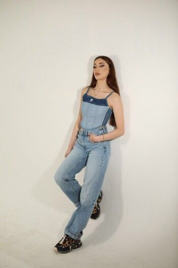 الجينز كما تراه ليلا بامبي .. قطعة خالدة تتجدّد بإبداع المصممين