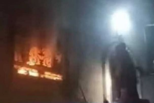 عصابة مسلحة تحرق منزل تربوي في إحدى البلدات شمالي إب