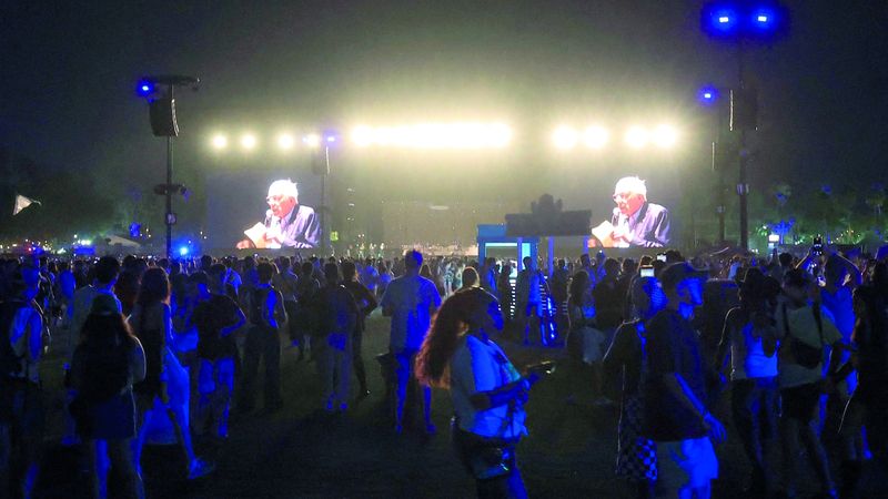 الامارات | بيرني ساندرز يطل في «كواتشيلا» بظهور مفاجئ