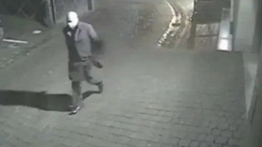 بريطانيا.. كاميرا مراقبة تفضح سائق أجرة طارد امرأة واغتصابها بوحشية في الشارع (فيديو)