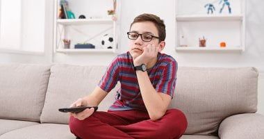 استشارى توضح آثار المحتوى العنيف على الأطفال.. صاحب طفلك