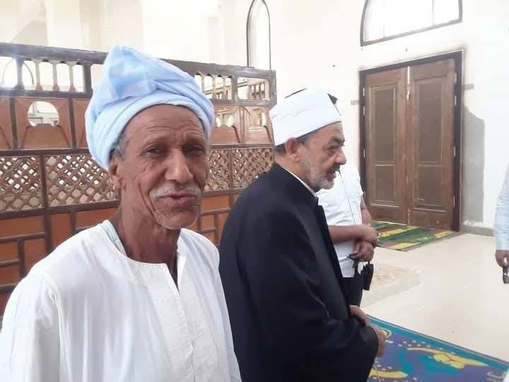 صور زيارة شيخ الأزهر قبر والده وجده قبل إنهاء رحلة التعافى بالأقصر