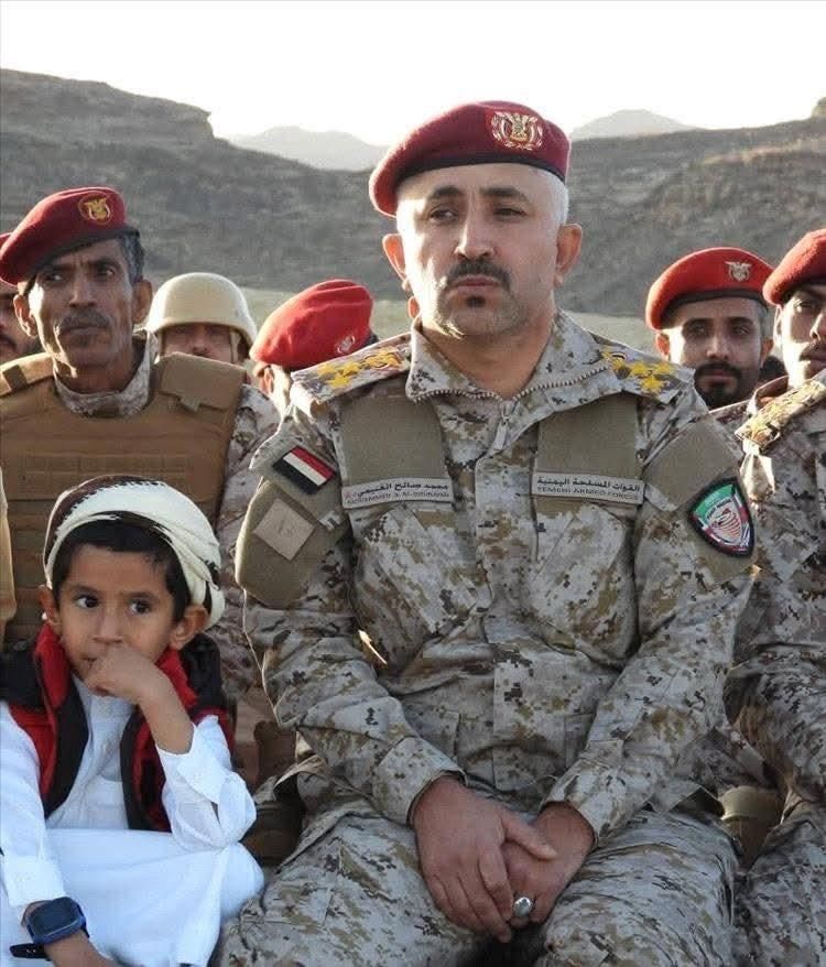 قرب معقل الكاهن عبدالملك الحوثي ...قائد عسكري يخوض ببسالة المواجهات "صورة"