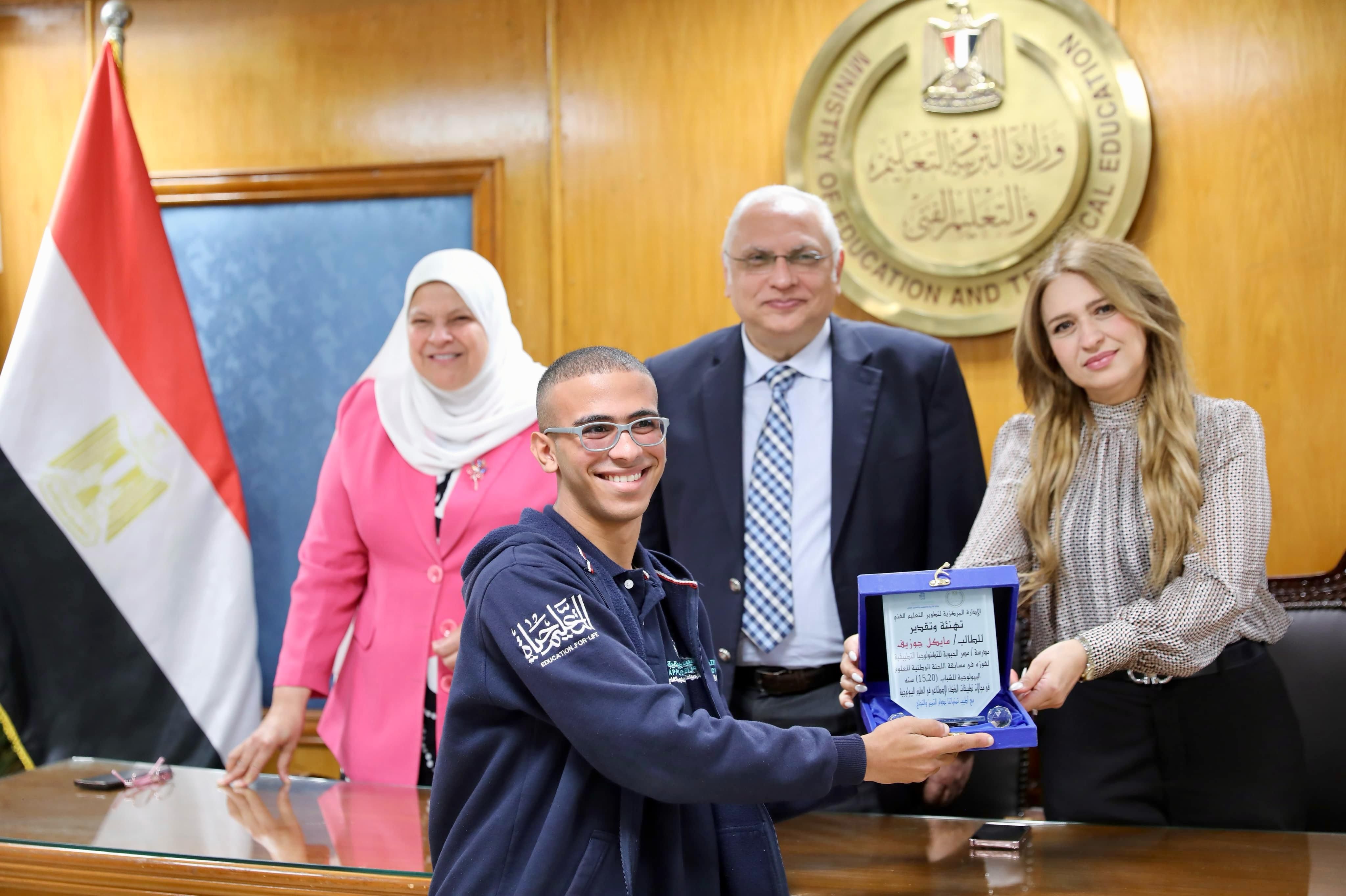 وزارة التعليم تكرم الطلاب المتميزين والمبدعين بمدارس التكنولوجيا التطبيقية