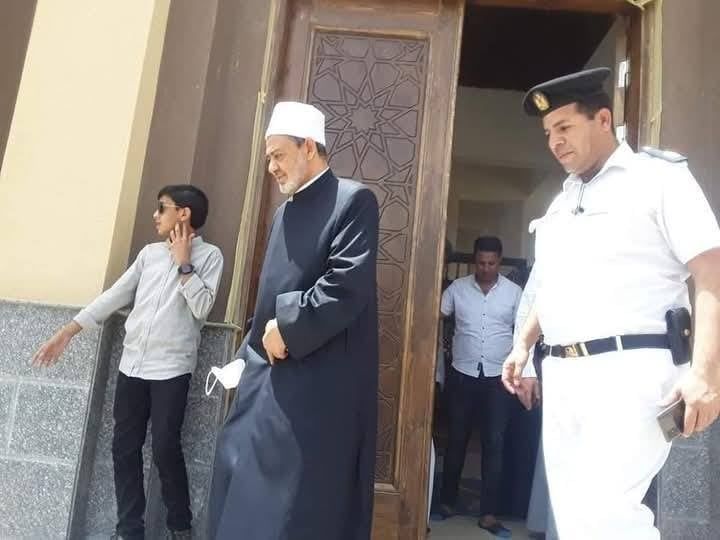 صور زيارة شيخ الأزهر قبر والده وجده قبل إنهاء رحلة التعافى بالأقصر