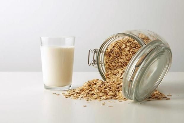 خبير تغذية يحذر من منتج حليب جديد.. هل يكفي الماء والشوفان والملح؟