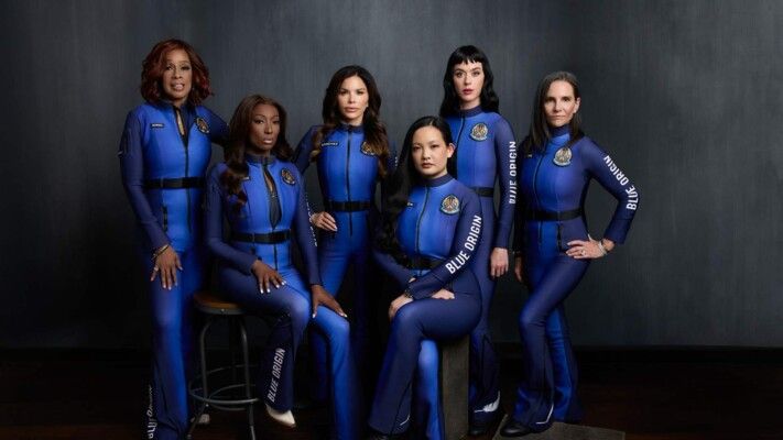 كاتي بيري وطاقم نسائي برحلة الى الفضاء على متن صاروخ وهذا ما فعلته فور عودتهن