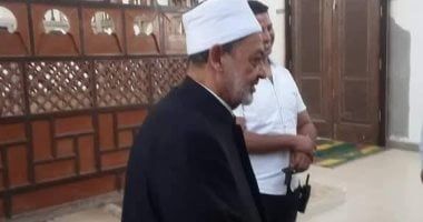 صور زيارة شيخ الأزهر قبر والده وجده قبل إنهاء رحلة التعافى بالأقصر