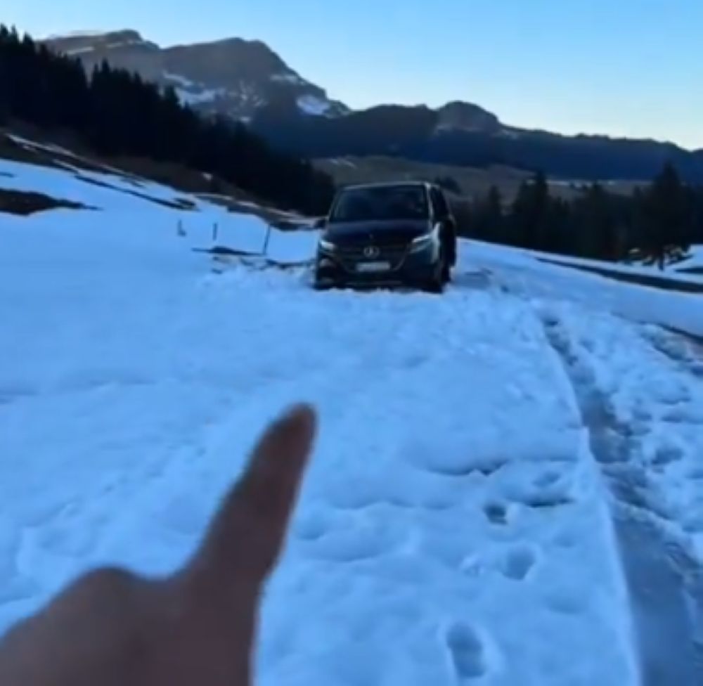 في 50 دقيقة.. السفارة السعودية تنقذ 6 مواطنين علقوا في قمم سويسرا