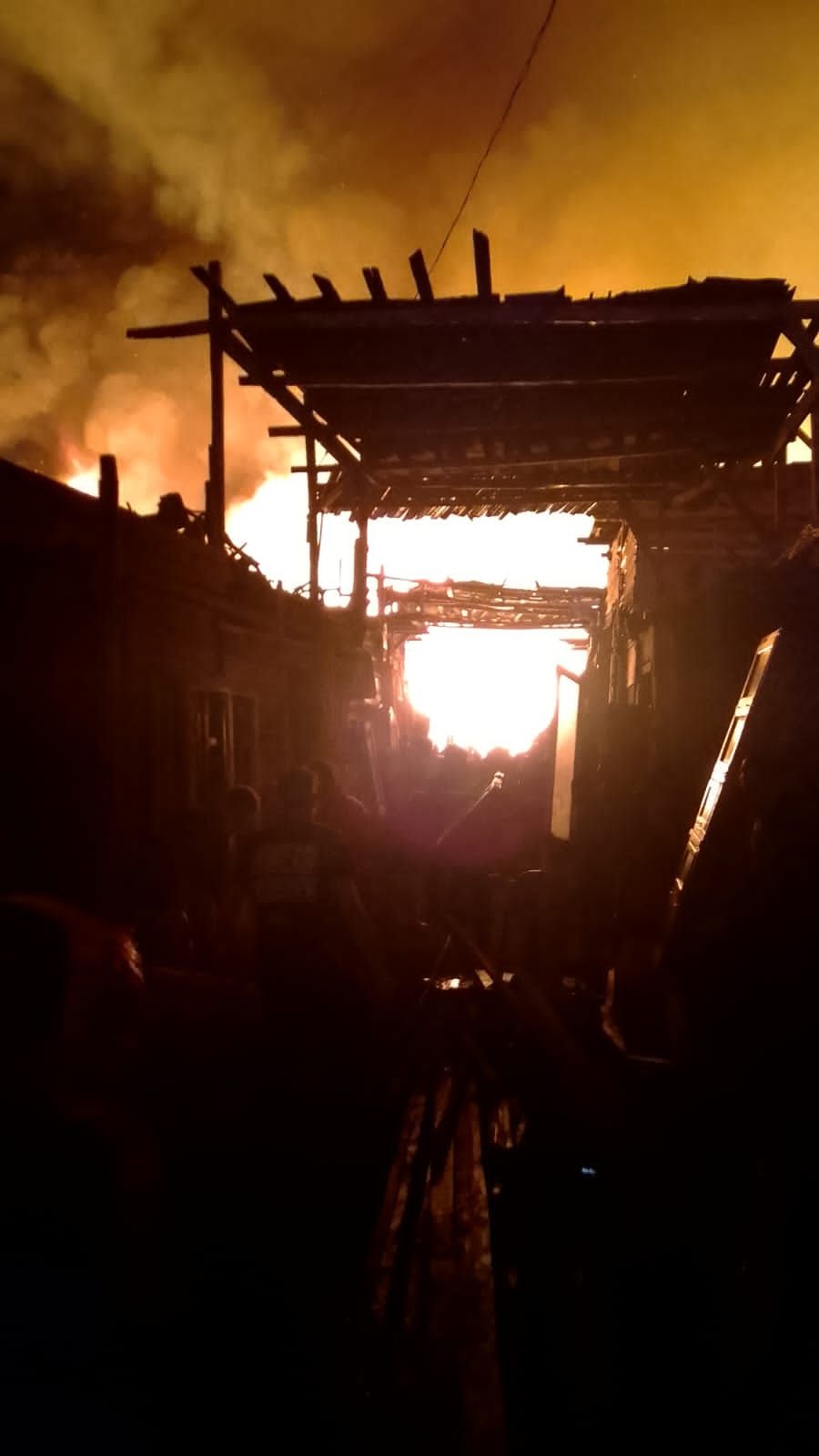 محافظ القاهرة: السيطرة على حريق مغالق الخشب بالشرابية دون وفيات أو إصابات