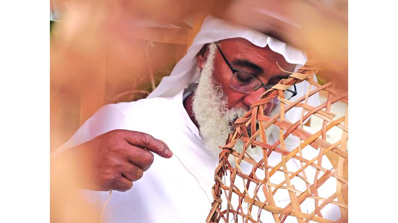 الامارات | أيادٍ تعتز بتراث الإمارات وخيراتها