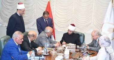 لتلبية مطالب أهالى دوائرهم.. وزير الأوقاف يستقبل عددًا من النواب