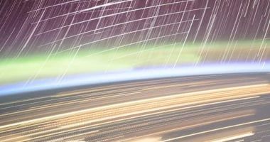 تكنولوجيا: تصوير زمنى مذهل يظهر أقمار ستارلينك الصناعية تبث ضوءًا عبر الفضاء