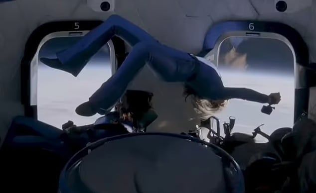 تكنولوجيا: شاهد.. أول فيديو يظهر من داخل رحلة فضاء كاتى بيرى وسط انعدام الجاذبية