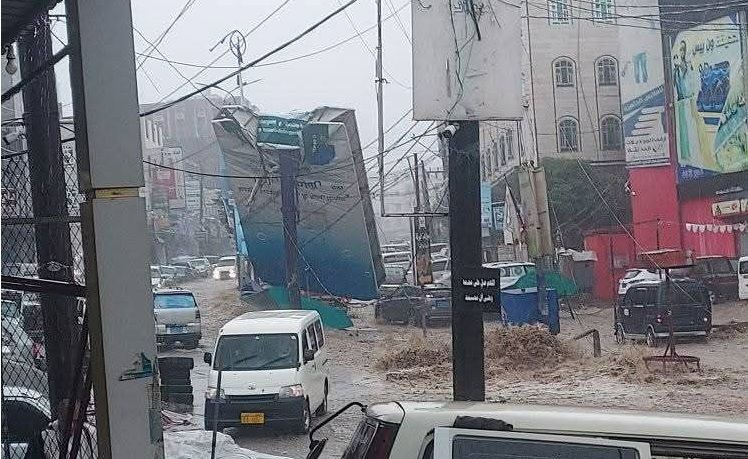 إب.. أمطار غزيرة تتسبب في وفاة طفل وجرف عدد من المركبات وانقطاع الكهرباء