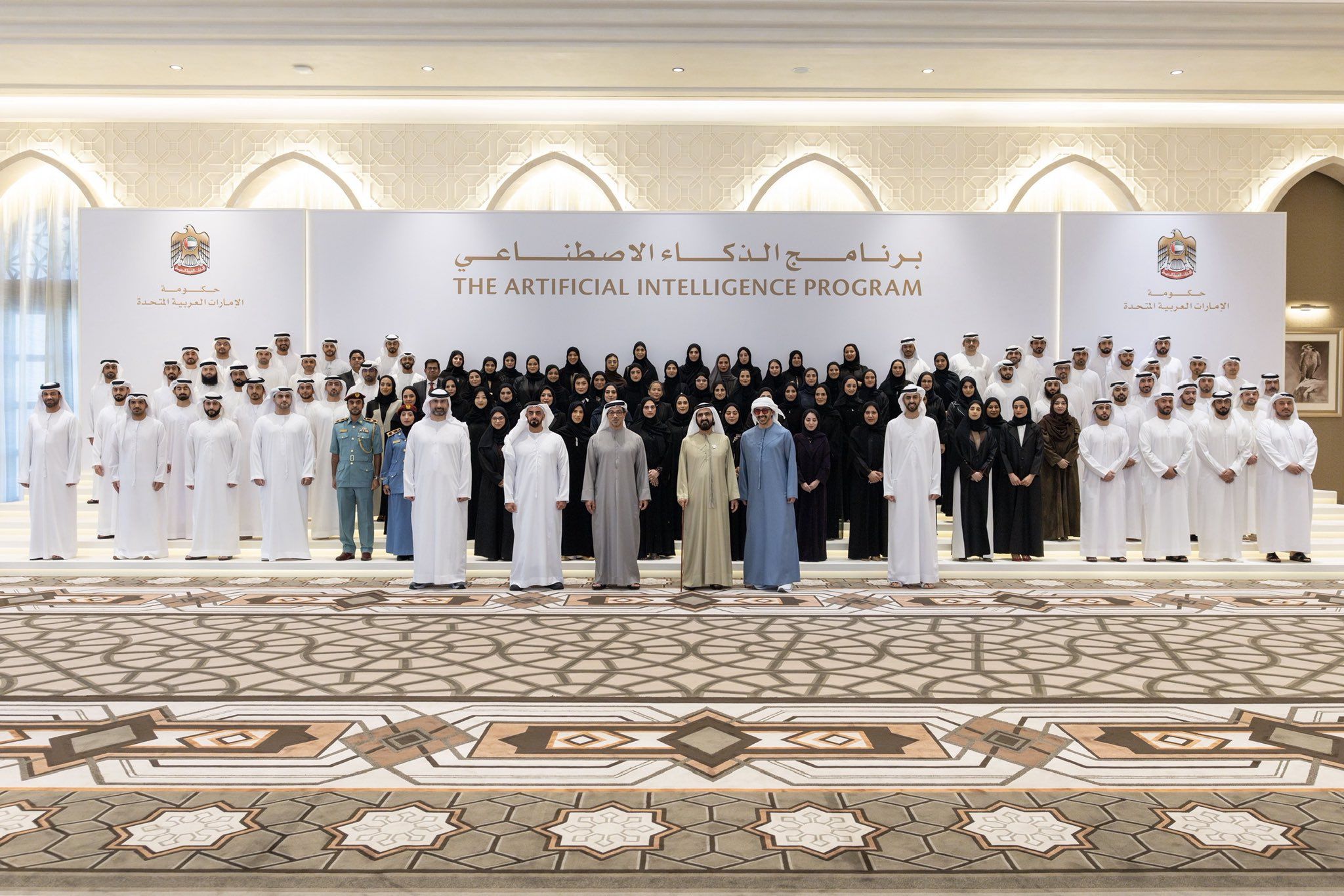 الامارات | محمد بن راشد يكرم 100 خريج من برنامج الذكاء الاصطناعي الاتحادي