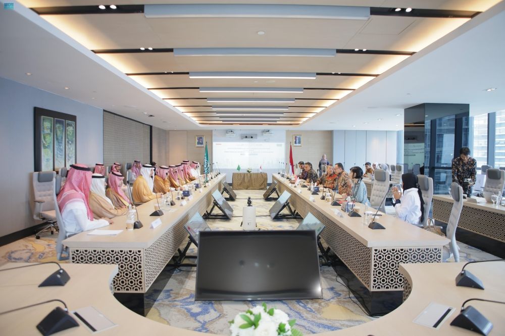وزير الصناعة يناقش الفرص الاستثمارية مع مسؤولين في إندونيسيا