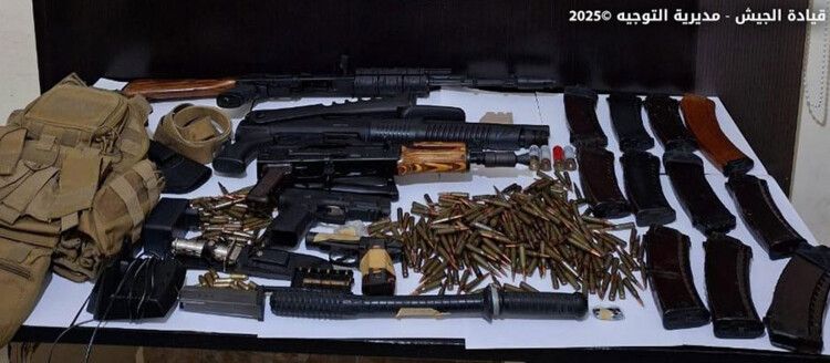 الجيش: توقيف فلسطينيَّين لاتجارهما بالأسلحة الحربية وتهريبها عبر الحدود اللبنانية - السورية