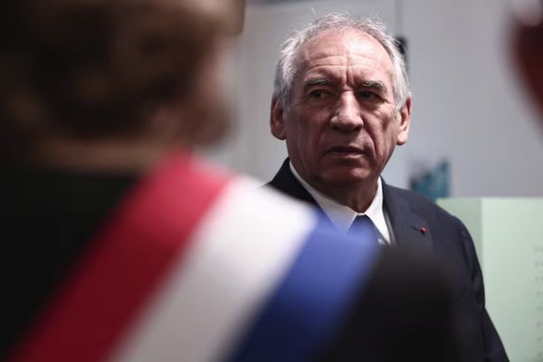 رئيس الوزراء الفرنسي: رسوم ترامب الجمركية عاصفة دمرت الثقة بالعالم