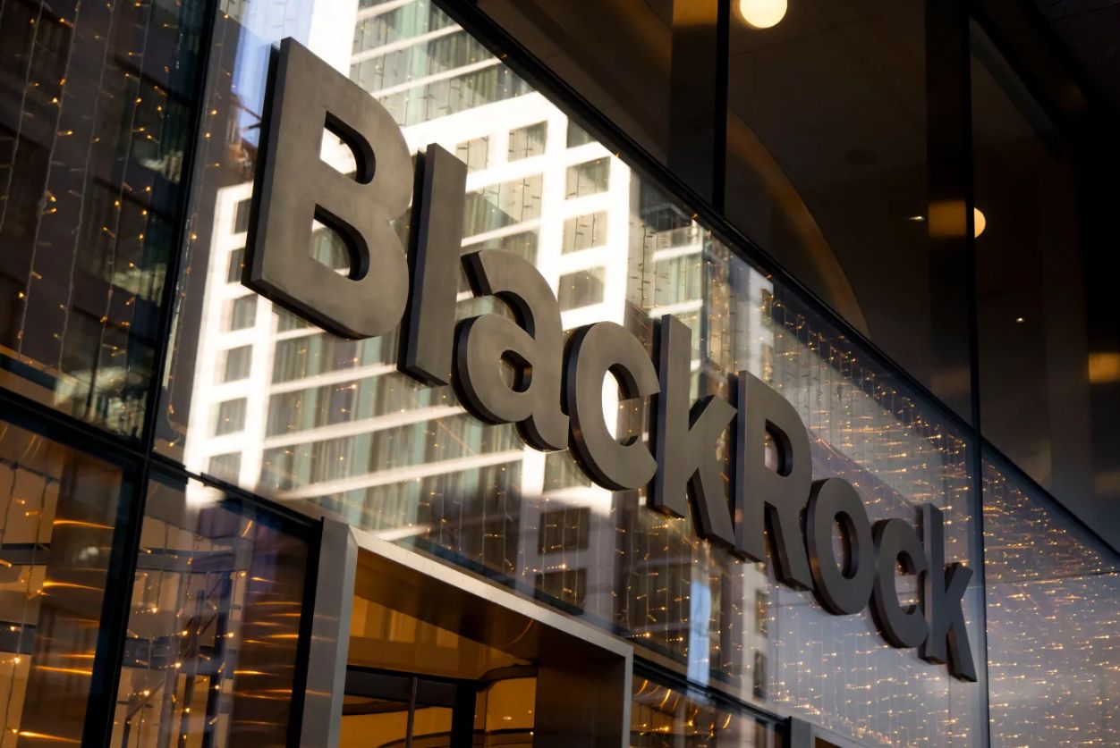 شركة “بلاك روك” تعزز حيازاتها من البيتكوين بإضافة 455 عملة بيتكوين في يوم واحد رغم تقلبات السوق!