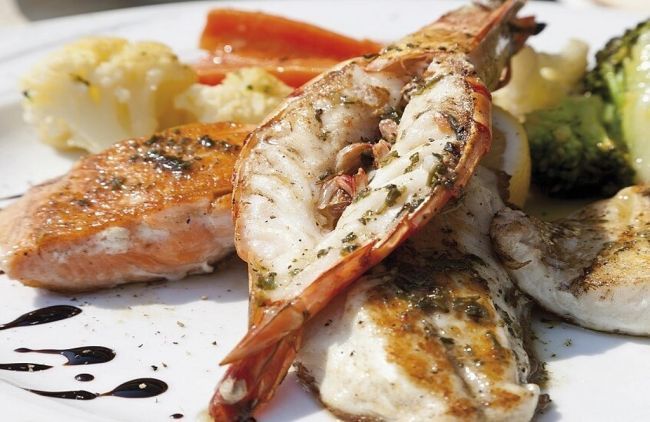 دراسة: الخضراوات الصليبية والشاي الأخضر تدعم الوقاية.. والكحول والدهون المتحولة تضاعف المخاطر