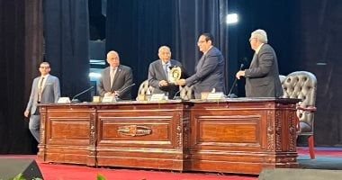 رئيس جامعة القاهرة يهدى مفيد شهاب درع الجامعة فى ختام ندوة "ملحمة استرداد طابا"
