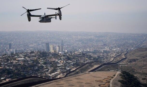 "واشنطن بوست" عن مسؤولين عسكريين: مقتل جنديَين أميركيَين وإصابة ثالث قرب الحدود الأميركية المكسيكية
