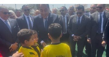 طفل يطلب من رئيس الوزراء الإمضاء على كرة قدم خلال جولته بالإسماعيلية