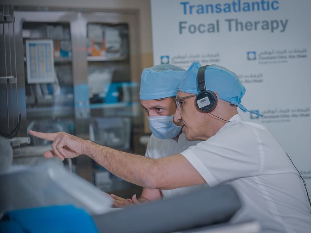 الامارات | كليفلاند كلينك أبوظبي يُنفّذ أول علاج روبوتي عن بُعد لسرطان البروستات