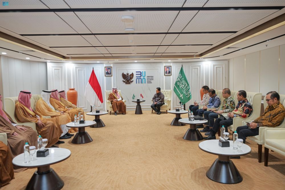 وزير الصناعة يناقش الفرص الاستثمارية مع مسؤولين في إندونيسيا