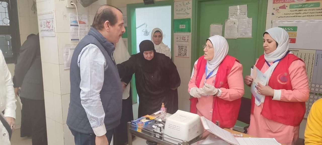 نائب وزير الصحة يجرى زيارة ميدانية لعددٍ من المستشفيات ومنشآت الرعاية الأولية بمحافظة البحيرة