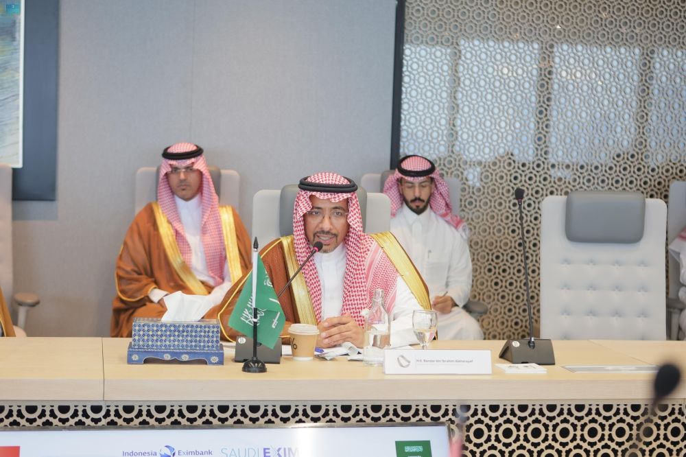 وزير الصناعة يناقش الفرص الاستثمارية مع مسؤولين في إندونيسيا