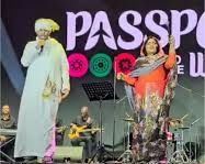 شاهد بالصورة والفيديو.. الحكم السعودي علي القحطاني يغني مع الفنانة السودانية حرم النور الأغنية الشهيرة: (يجوا عايدين)