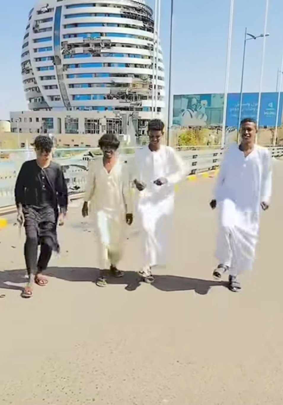 شاهد بالفيديو.. من نفس المكان الذي كانوا يقفون فيه.. شباب سودانيون يسخرون من “الدعامة” بمقطع من أعلى كوبري “توتي” ويرقصون على طريقتهم وعلى أنغام أغنيتهم الشهيرة (يا زهرة أنا في خطر)