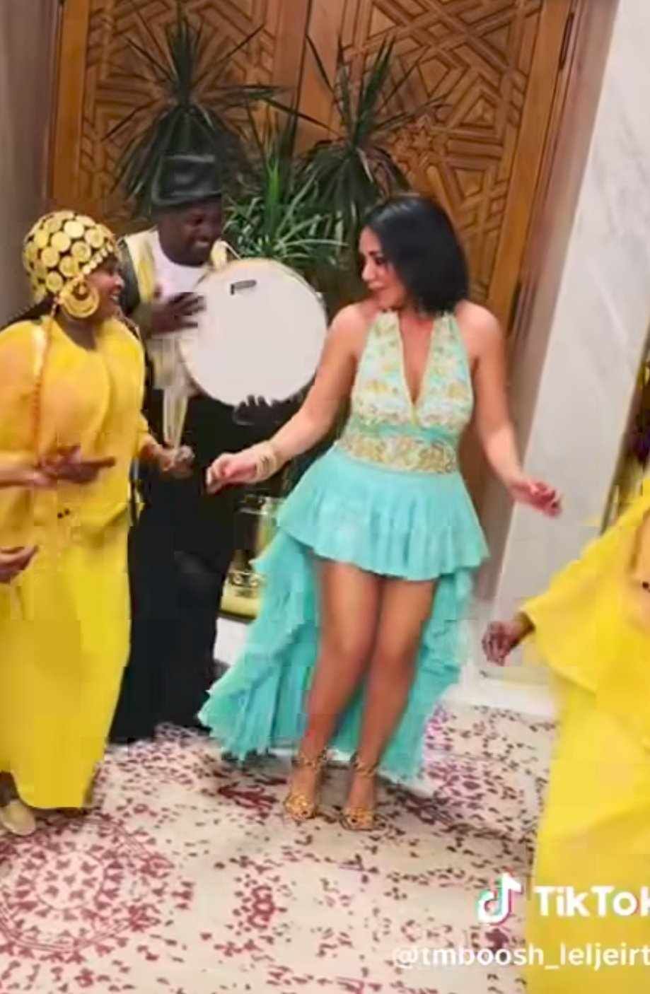 بالصورة والفيديو وبأزياء مثيرة.. الممثلة المصرية الشهيرة رانيا يوسف ترقص على أنغام الموسيقى السودانية وعازف الطار “قسوم” يشعل حماسها