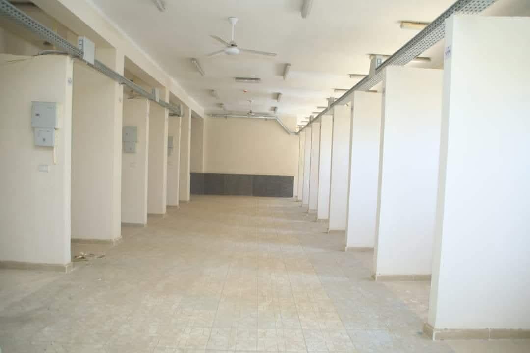 محافظ الجيزة يعلن بدء تسكين الباعة بسوق العياط الحضارى الجديد.. صور