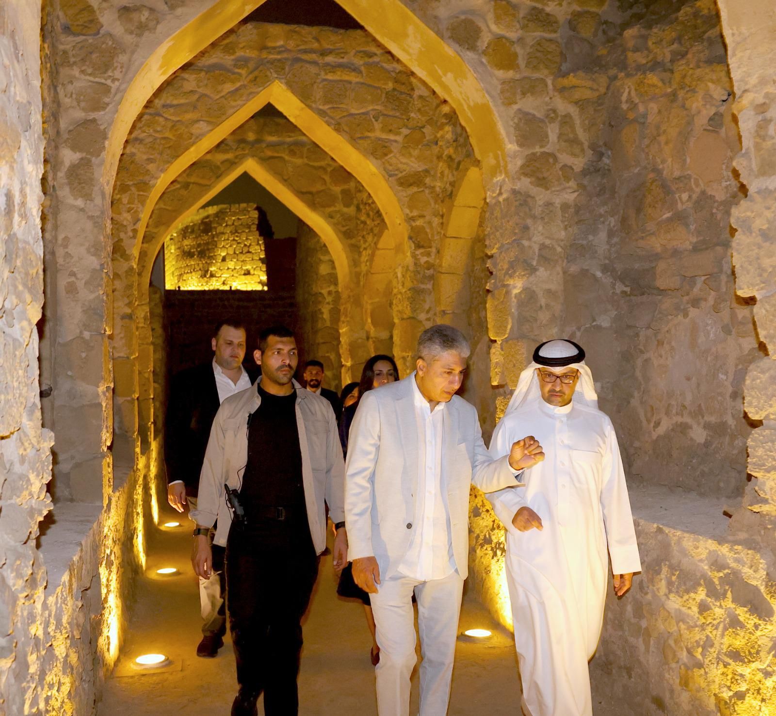 وزير السياحة يزور أرض المعارض وقلعة البحرين الأثرية والمتحف الخاص بها